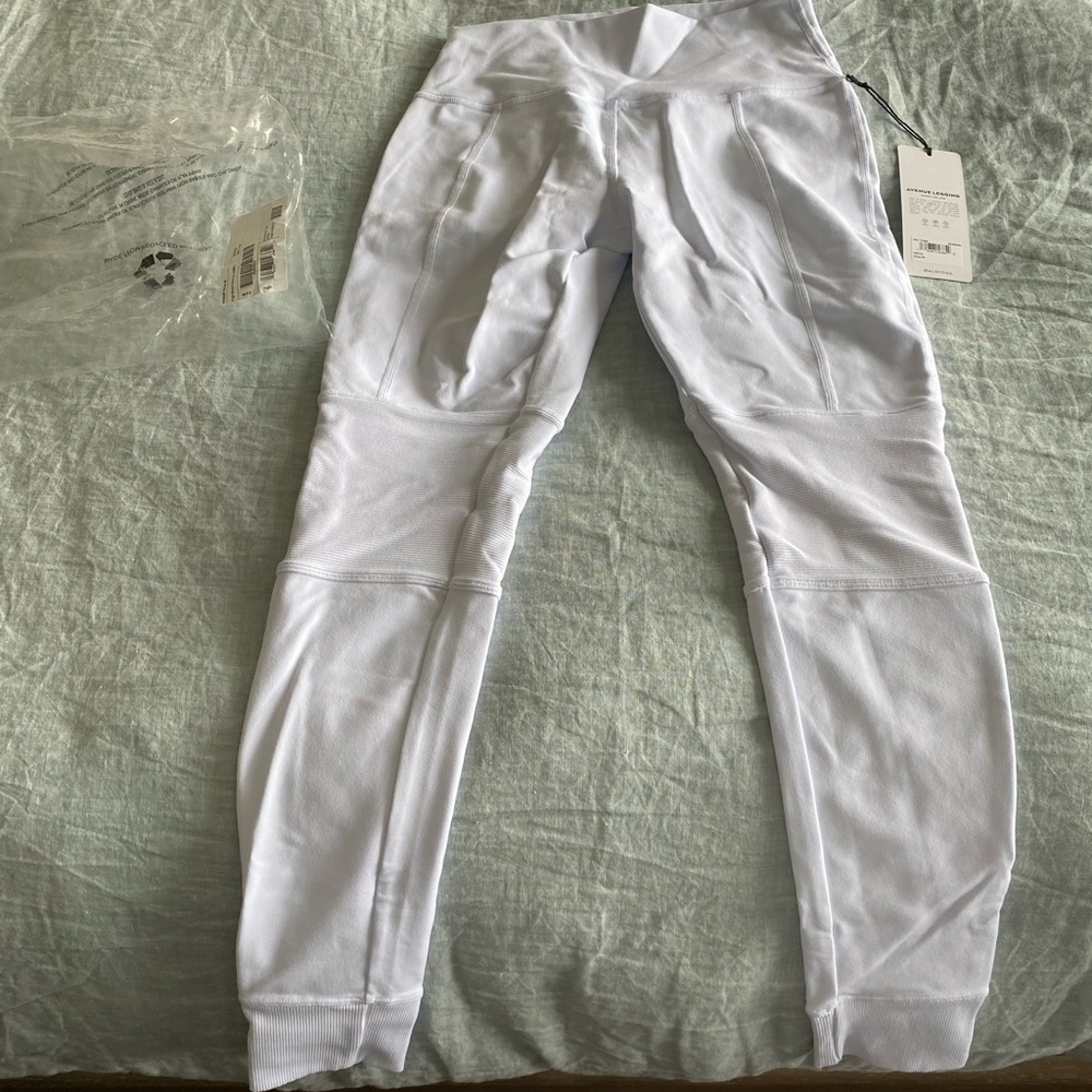 New with tags White alo yoga Avenue legging